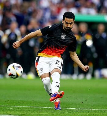 Gündogan se luce cerca del área y enseña el camino a Flick