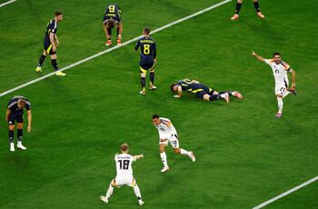 El anfitrión se da un festín en el partido inaugural