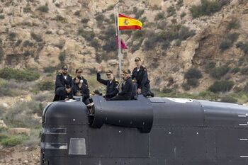 Felipe VI embarca en el submarino Isaac Peral S-81
