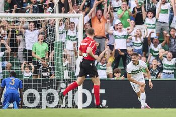 El Elche prolonga su racha ante un Oviedo que despierta tarde