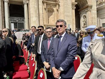 Feijóo acude a la misa de inicio del pontificado de León XIV