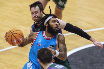 El Unicaja de Málaga cae en un final apretado