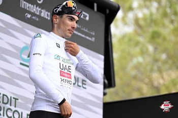 Juan Ayuso conquista el liderato de la Tirreno Adriático