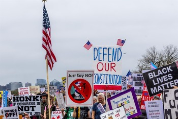 Miles de personas se manifiestan contra Donald Trump