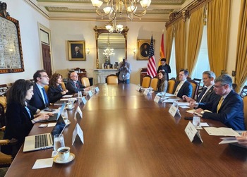 EEUU pide a España más gasto militar y quitar la 'tasa Google'