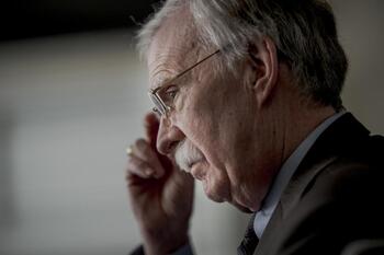 El FBI registra la casa del exasesor de seguridad de Trump