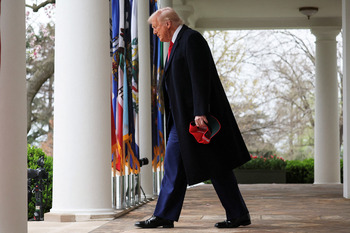 Trump pide a la gente que 