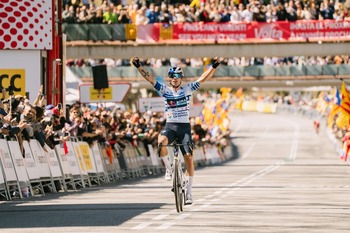 Primoz Roglic dinamita la Volta en Montjuïc