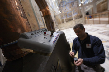 La Capilla Sixtina instala las estufas y mesas para el Cónclave