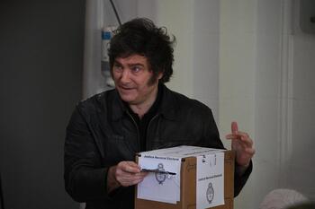 Milei vota en las legislativas argentinas