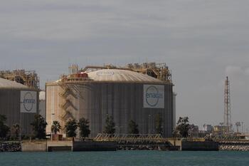 Los 27 aplazan dos años el almacenaje de gas del 90% en la UE