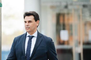 Abren juicio contra el novio de Ayuso por un presunto fraude