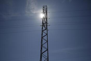 Las grandes eléctricas critican que REE no asuma responsabilidades