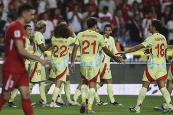 España apaga el infierno turco con una exhibición futbolística