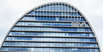 Bruselas sopesa multar a España por frenar la opa del BBVA