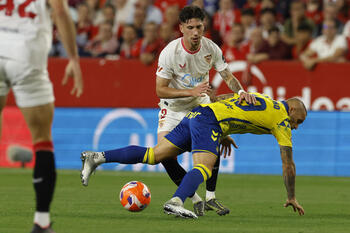 El Sevilla se acerca a la permanencia