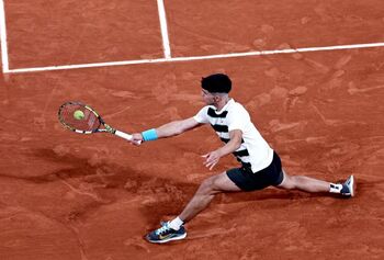 Alcaraz se deja un set en su vigésima victoria en Roland Garros