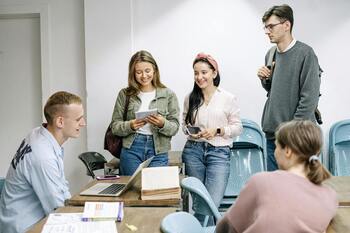Los jóvenes eligen las marcas por consejo de los influencers