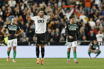 El Valencia sale del descenso a costa del Betis