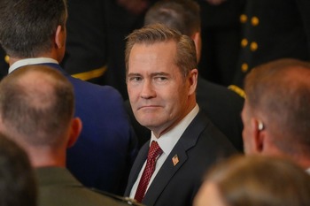 Trump aparta del Gobierno a su asesor Mike Waltz