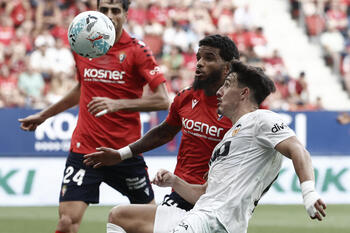 Osasuna salva los muebles ante el Valencia 