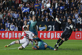 Alemão derriba el muro del Alavés
