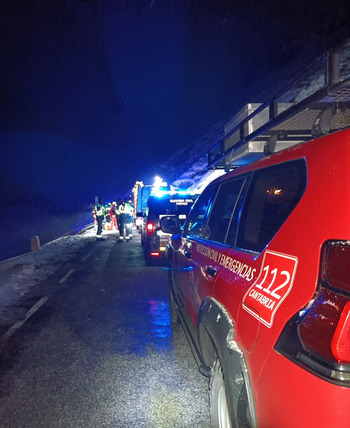 Mueren cuatro jóvenes al despeñarse en coche en Cantabria