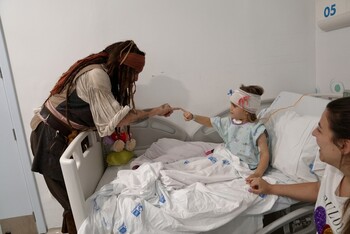 Jack Sparrow regala sonrisas a los pacientes del Niño Jesús