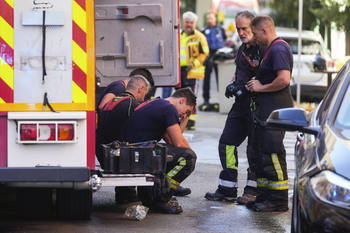 Heridos dos bomberos en la extinción de un incendio en Madrid