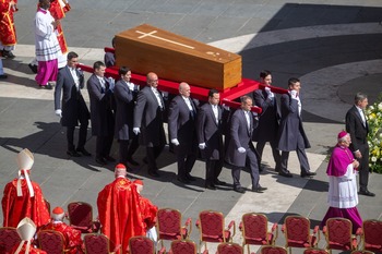 Miles de personas despiden al Papa Francisco