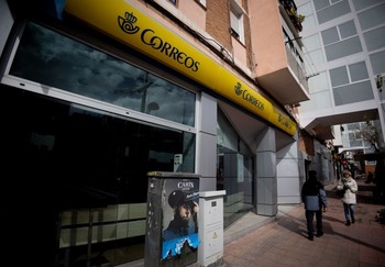 Correos recolocará a 800 trabajadores de centros que cerrará