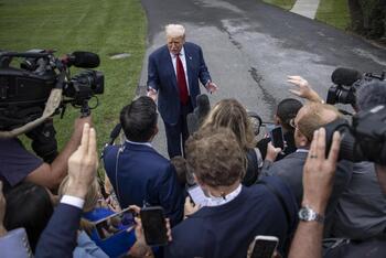 Trump amenaza con revocar los permisos a NBC y ABC