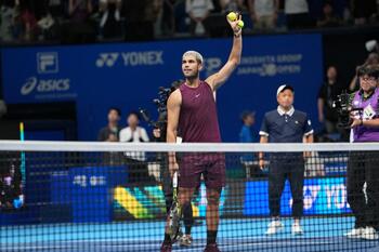 Alcaraz avanza firme a semifinales de Tokio