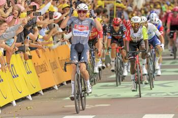 Philipsen se impone al sprint en la novena etapa