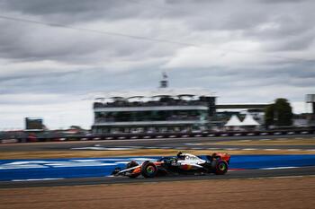 Lando Norris consigue vencer sobre el agua de Silverstone