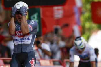 Jasper Philipsen manda en el esprint de Novara