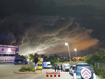 Cataluña confina varios municipios por una nube tóxica