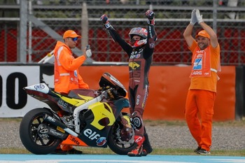 Triunfo inapelable de Dixon en Moto2
