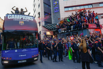 El Barça campeón se da un baño de masas en Barcelona