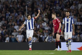 La Real despierta tarde pero aguanta el pulso contra el United