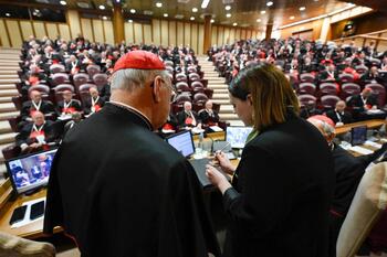 Una mujer anula el anillo del pescador del Papa Francisco