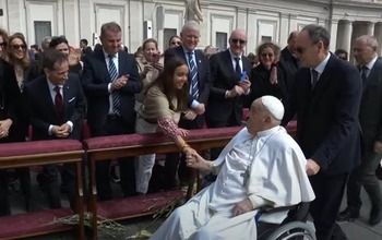 El Papa Francisco aparece en la Plaza de San Pedro