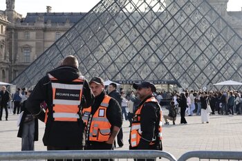 Francia detiene a varios sospechosos por el robo del Louvre
