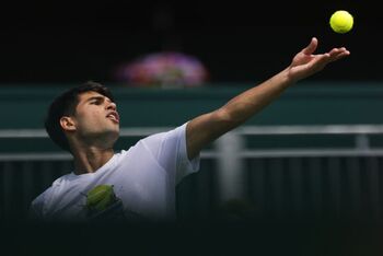 Alcaraz busca un trébol en su jardín