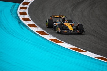 Lando Norris vence en una Sprint lluviosa