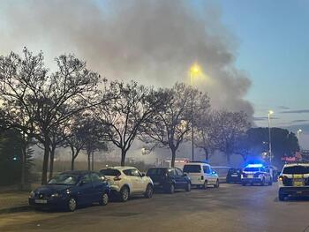Un incendio en una nave de Torrent provoca humo tóxico