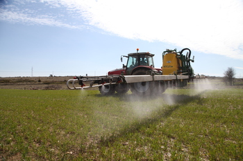 Un paso hacia la cláusula espejo