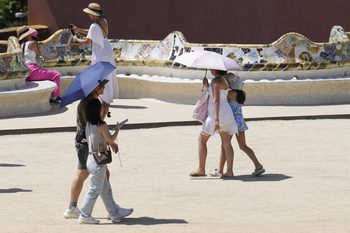 La primera ola de calor del verano pone en aviso a 35 provincias