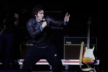 Milei da un concierto de rock en medio de una tormenta política