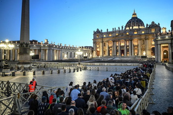 La capilla ardiente del Papa permaneció abierta toda la noche